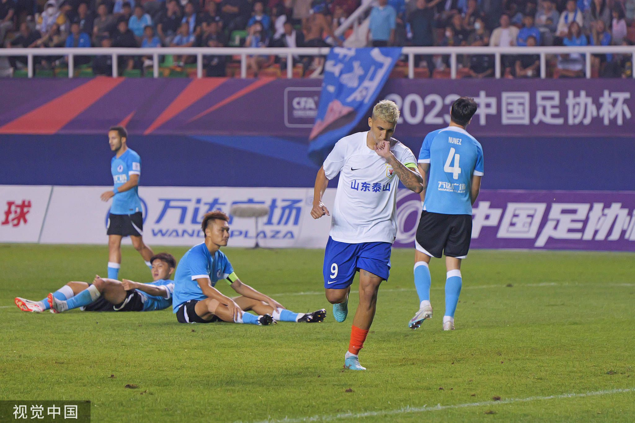 今日焦点战预告14:00 澳超 麦克阿瑟FC VS 惠灵顿凤凰 近期状态火热的两队可否在本轮联赛收官战中贡献出一场精彩对决？03:45 意甲 亚特兰大 VS 萨勒尼塔纳 双线作战、饱受伤病困扰的亚特兰大在主场全取3分延续胜势？04:00 西甲 赫罗纳 VS 阿拉维斯 本赛季西甲最大黑马赫罗纳借助主场之利反超皇马重新登顶？事件赛季报销+无缘欧洲杯！